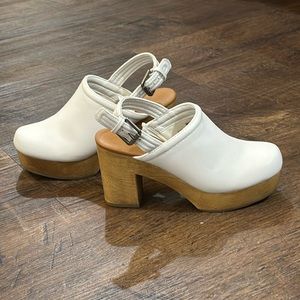 Universal Thread like new clogs